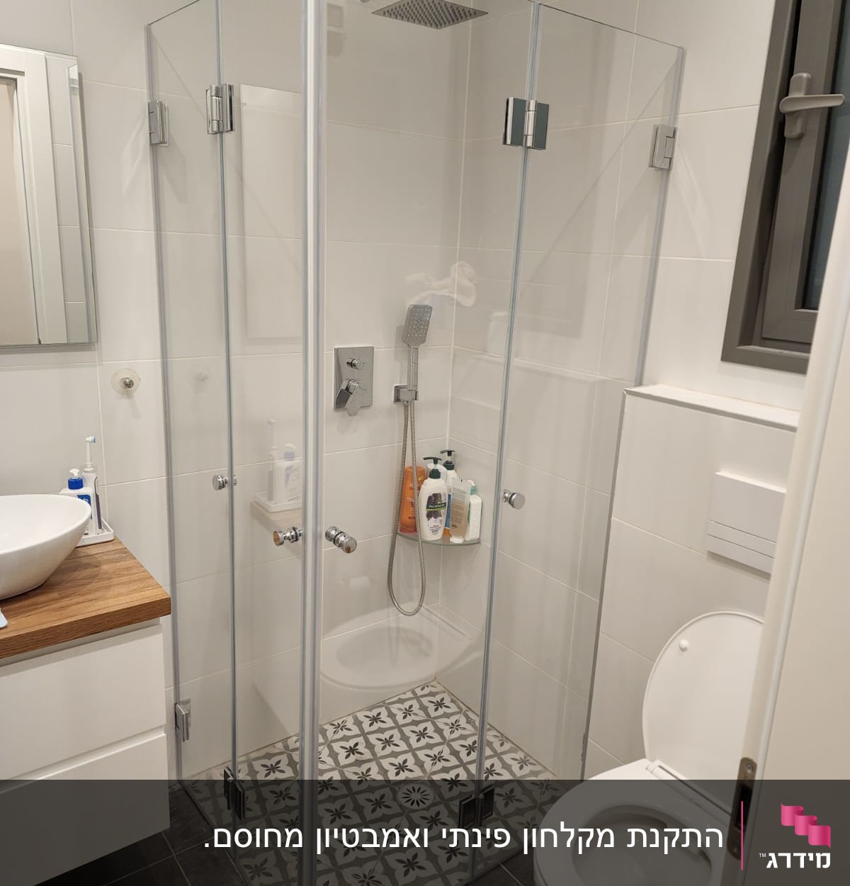 מקלחון זכוכית עם ראש מקלחת ומוצרי טיפוח